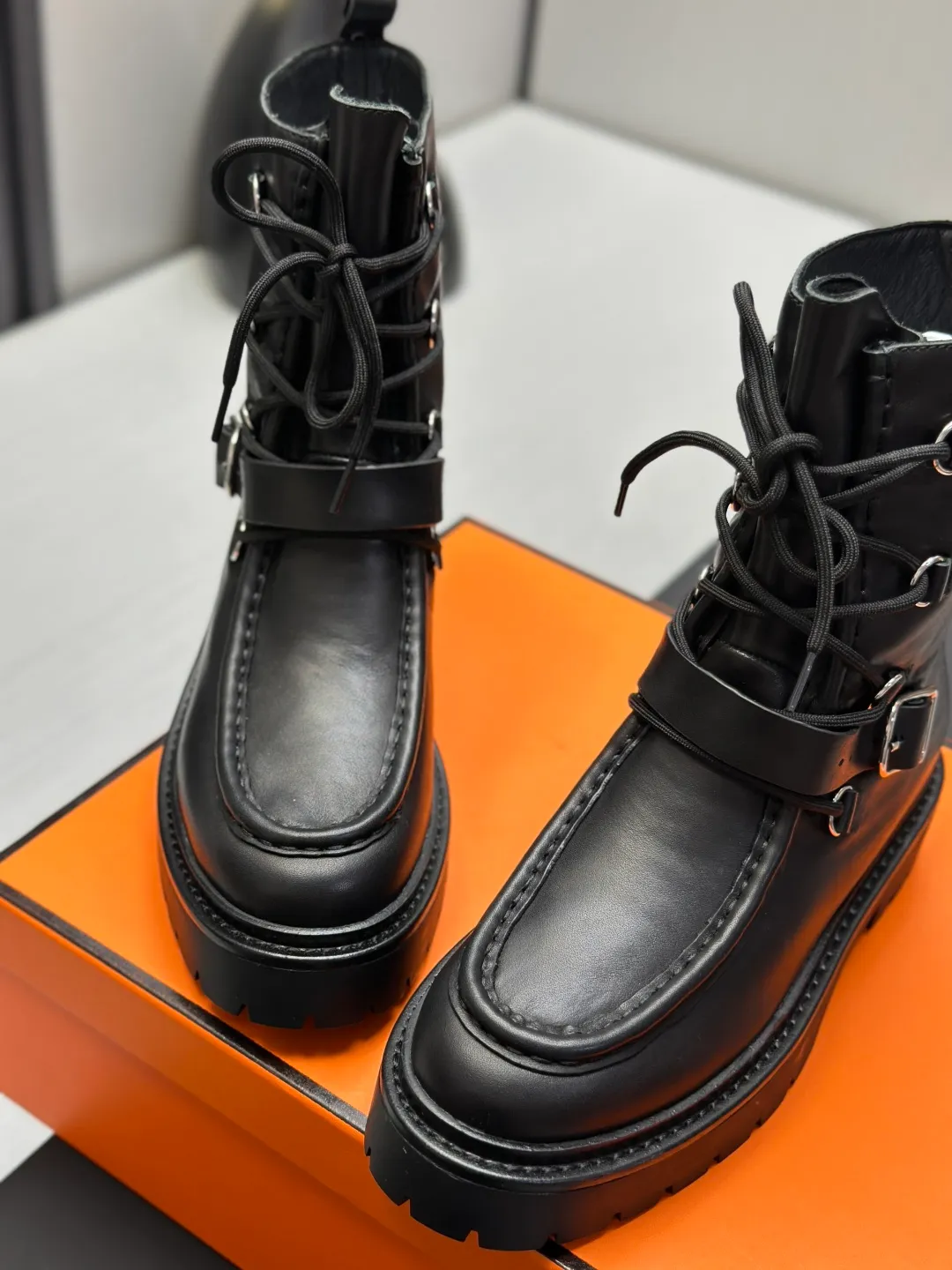 👟👟Ex-factory price 820👟👟 Hermes Martin boots fe new arrival~ Autumn and winter new Bouncing Martin boots casual shoes, the most comfortable shoes from Hermès, no one else⃣️, very light on the feet and good-looking, you will not feel tired when you go shopping and running around👍 The cowhide stitching feels good, very beautiful and versatile, very light and comfortable Hermès GD9321 is perfect for both sports and leisure. It feels great when you step on it! ✔️Fabric: Imported cowhide ✔️Inner lining: Imported silk sheepskin for lining insoles ✔️Outsole: Seamless combination of IP+TPU (multi-color letters) German technology irradiation machine ✔️Size: #35-40 code 🎁Top quality, simultaneous full set of packaging
